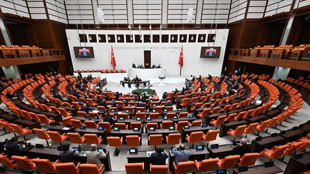 TBMM'den turizm ve vakıflar yasası geçti: Kimlik bildirimi zorunlu, yasa dışı ilanlara ağır ceza