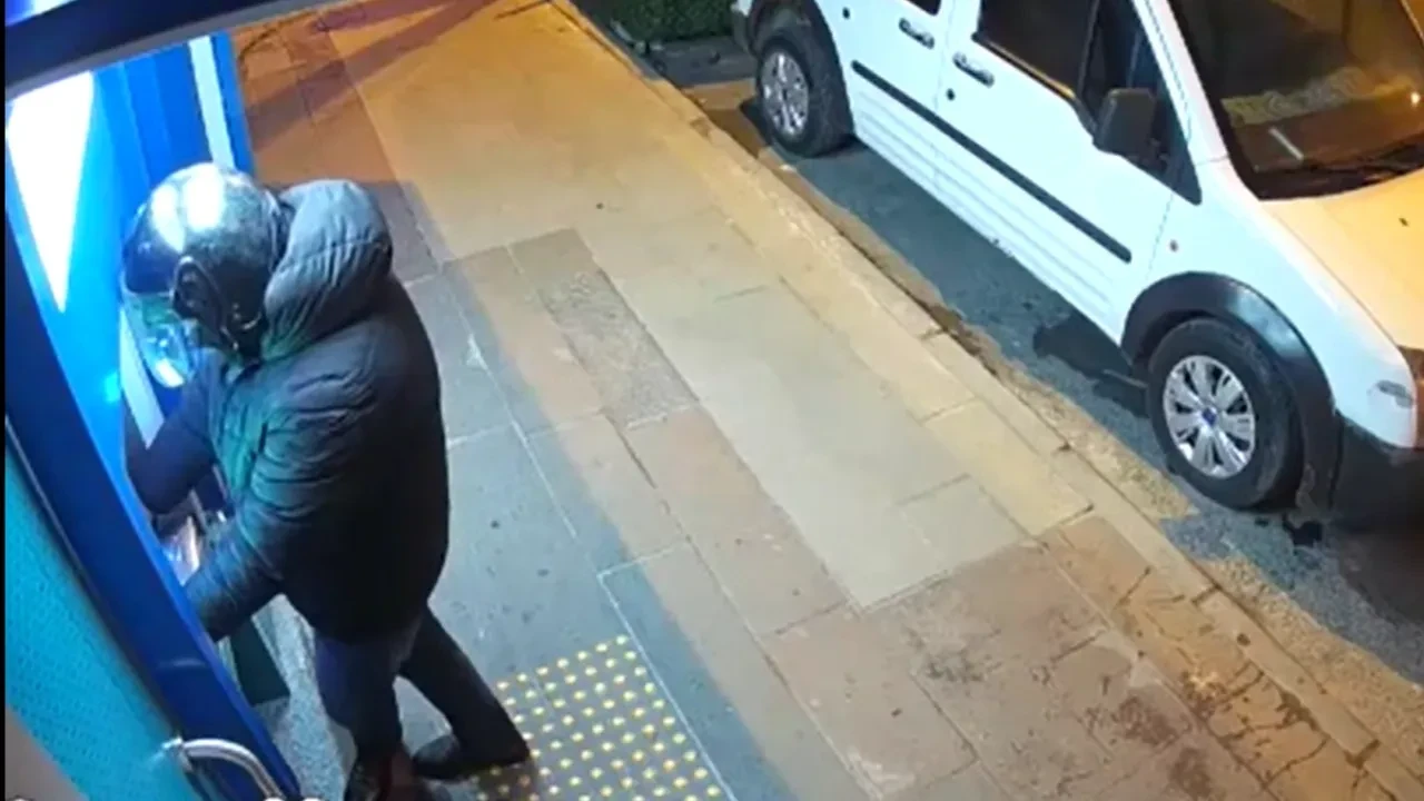 Tornavidalı ATM hırsızı kamerada! Hep aynı bankadan çalıyor