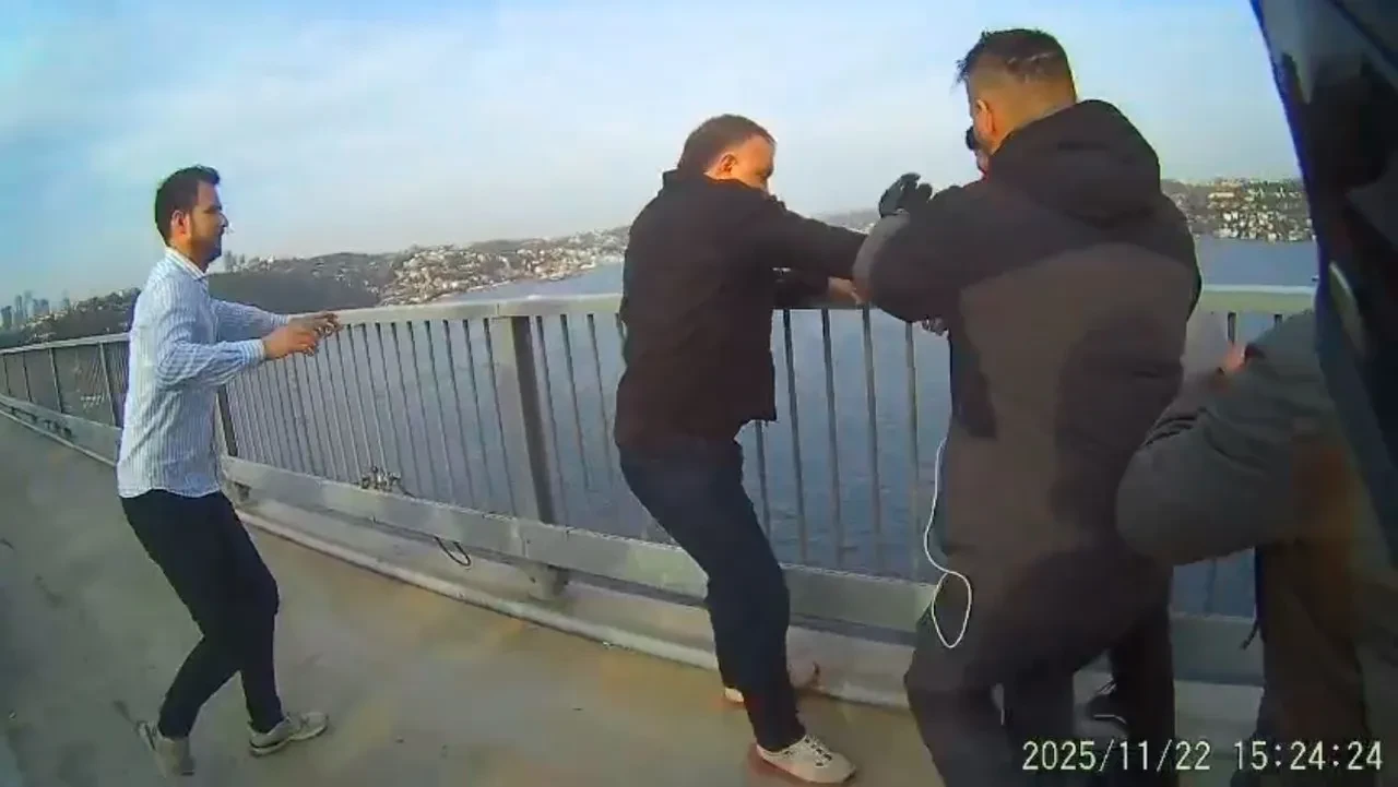 15 Temmuz Şehitler Köprüsü'nde intihar girişimi son anda engellendi!