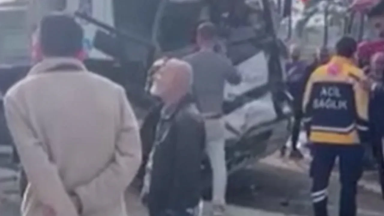 Arnavutköy'de iki kamyon kafa kafaya çarpıştı! Olay yerinden görüntüler ortaya çıktı