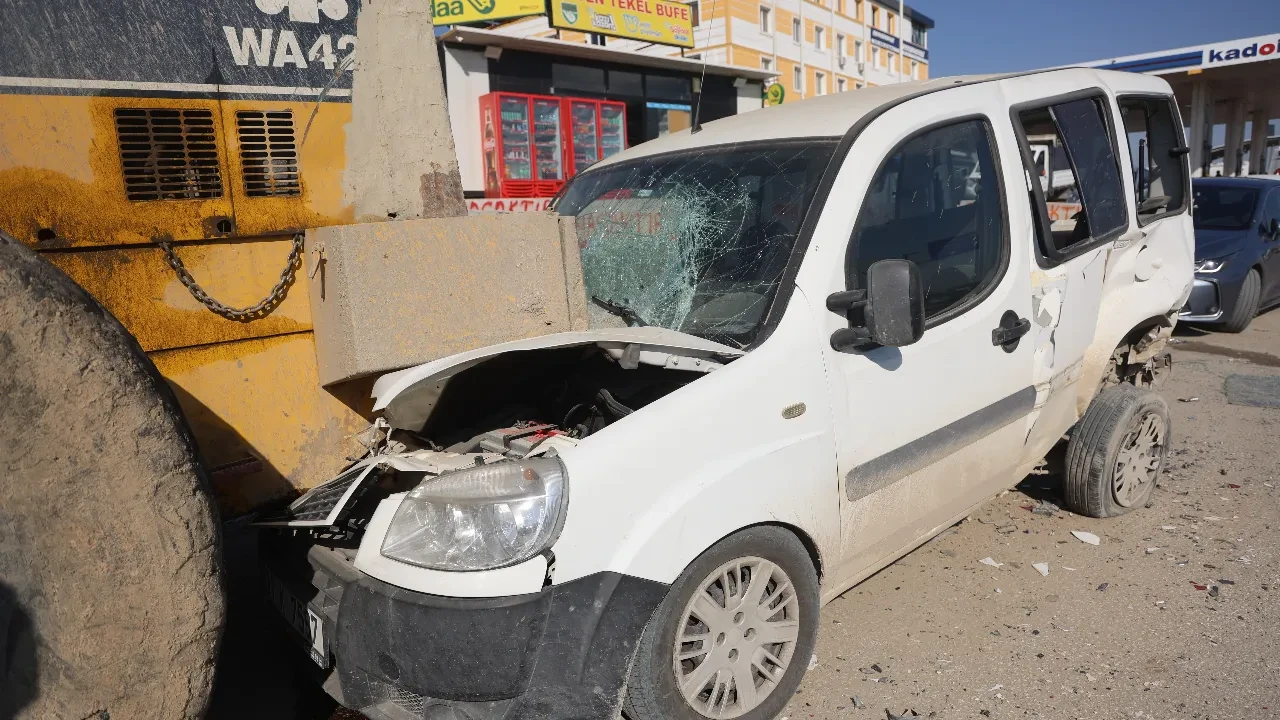 Bu hamlesi faciayı getirdi! İş makinesine böyle daldı! 