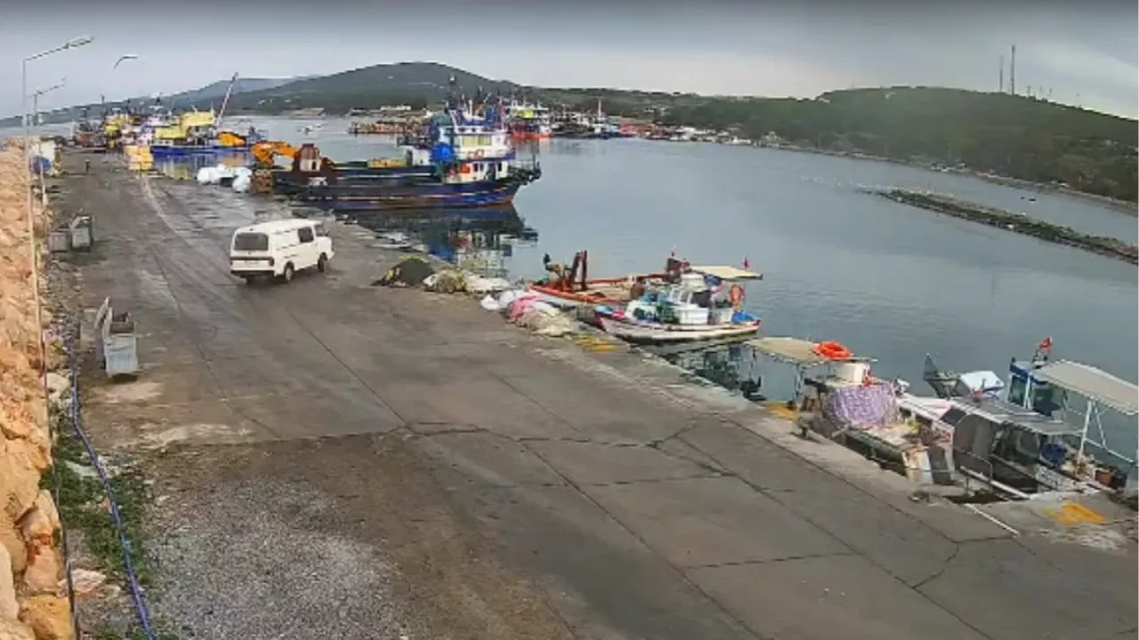 Direksiyon hakimiyetini kaybetti, denize uçtu! Araç sulara gömüldü