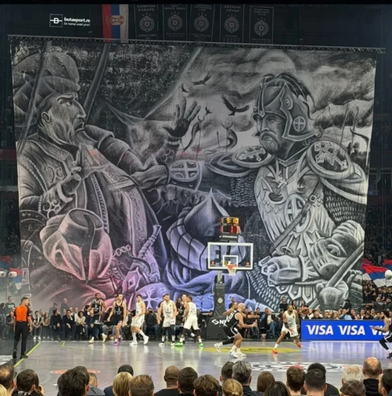 Fenerbahçe ve Partizan maçında skandal pankart! Yöneticiler devrede: 'Şikayet ettik, tekrar edeceğiz'