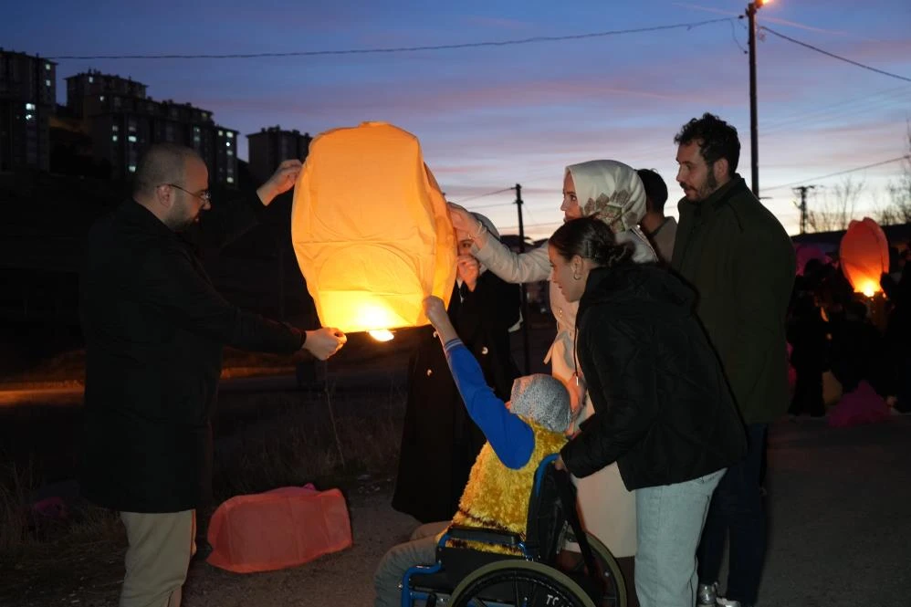 Bayburt'tan özel öğrenciler "adil dünya" istedi, dilek fenerlerini gökyüzüne bıraktı