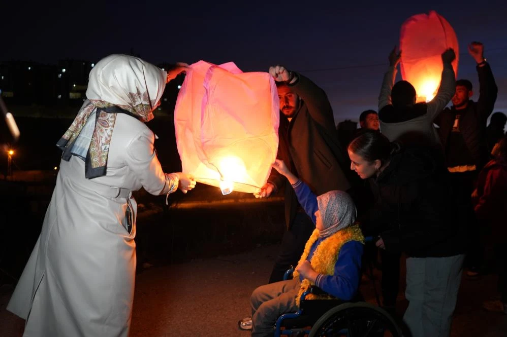 Bayburt'tan özel öğrenciler "adil dünya" istedi, dilek fenerlerini gökyüzüne bıraktı