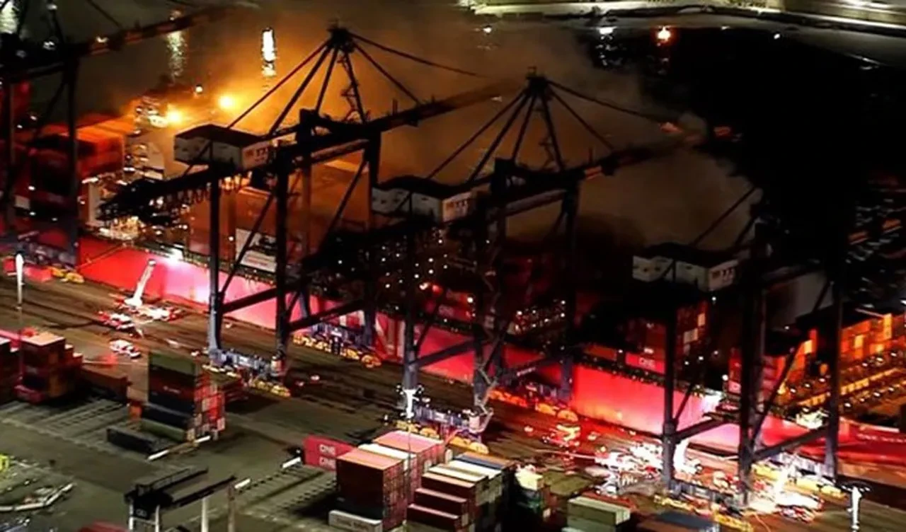 Los Angeles'taki limanda yangın paniği! Konteyner gemisi alevlere teslim oldu