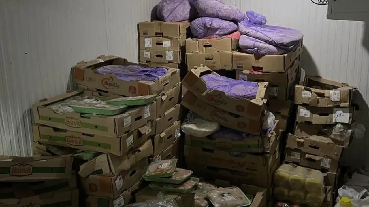 Mide bulandıran görüntüler! Kurtlanmış makineden geçen etleri yedirmişler