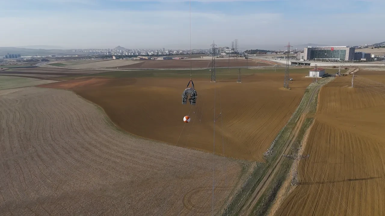 TEİAŞ ekipleri helikopterle 76 bin kilometrelik elektrik hattını kışa hazırlıyor!