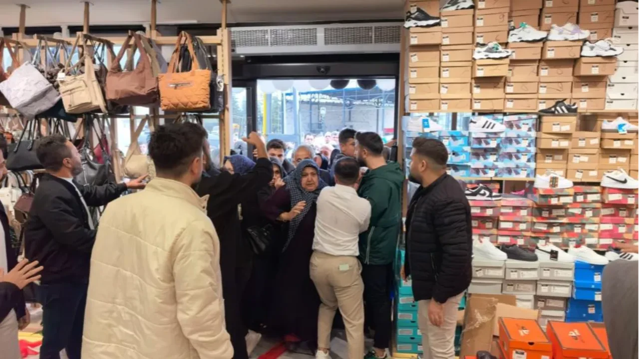 10 liralık ayakkabı izdihamı! Duyan koştu