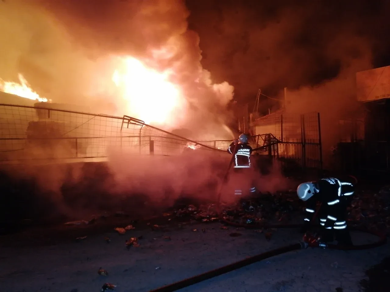 Aksaray'da geri dönüşüm tesisi kundaklama sonucu alev alev yandı