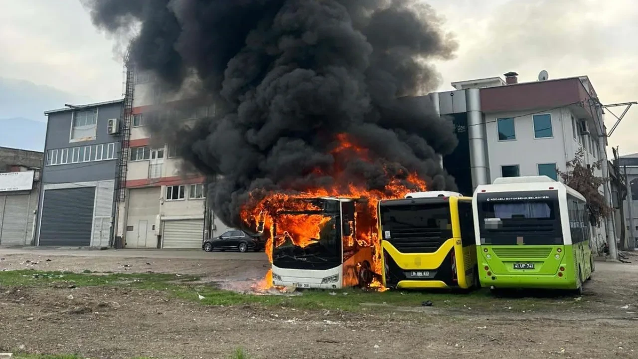 Bakım için bekleyen otobüsler alev topuna döndü! Dumanlar kentin farklı noktalarından görüldü