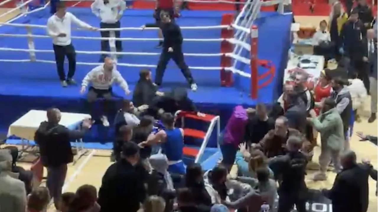 Boks turnuvasında kavga ring dışına taştı, yumruklar havada uçuştu