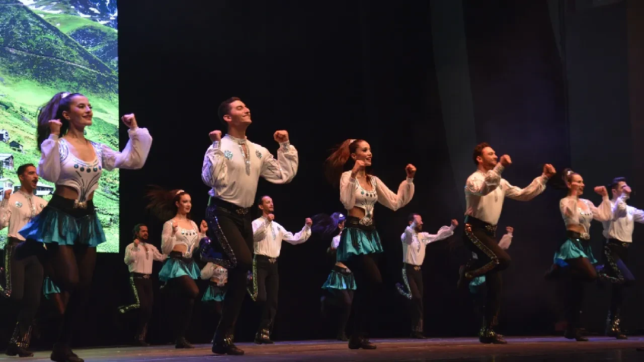 Bursa'da Anadolu Ateşi geleneksel dansları modern figürlerle harmanladılar