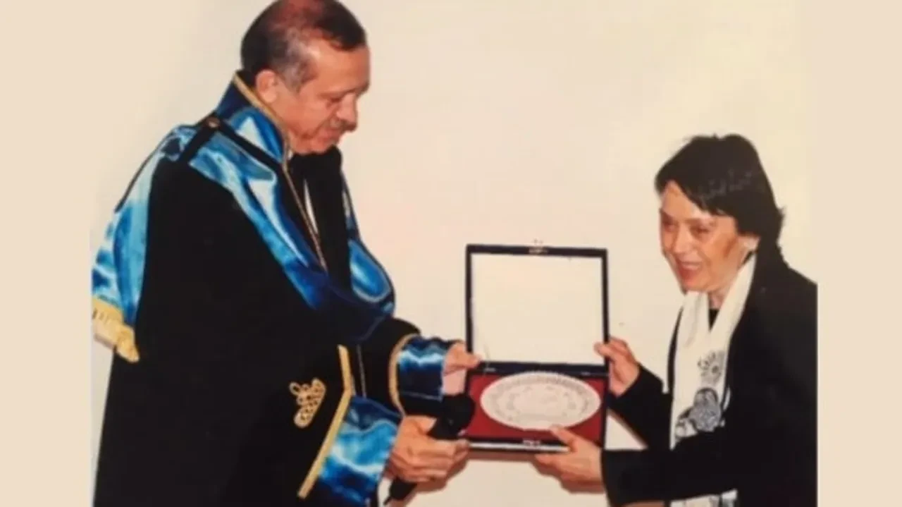 Cumhurbaşkanı Erdoğan'ın lise öğretmeni gençliğini anlattı: Liderliğini gösteriyordu