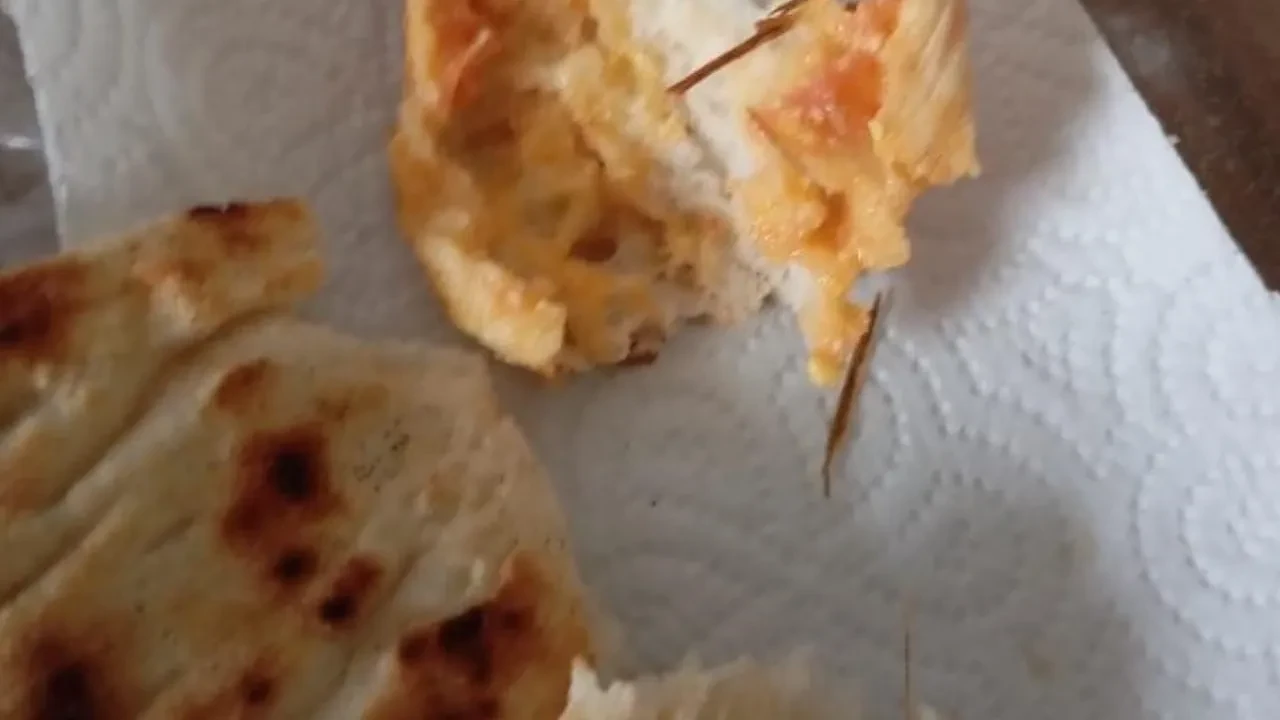 Ekmeğin içinden odun parçası çıktı! Az kalsın boğazına saplanacaktı