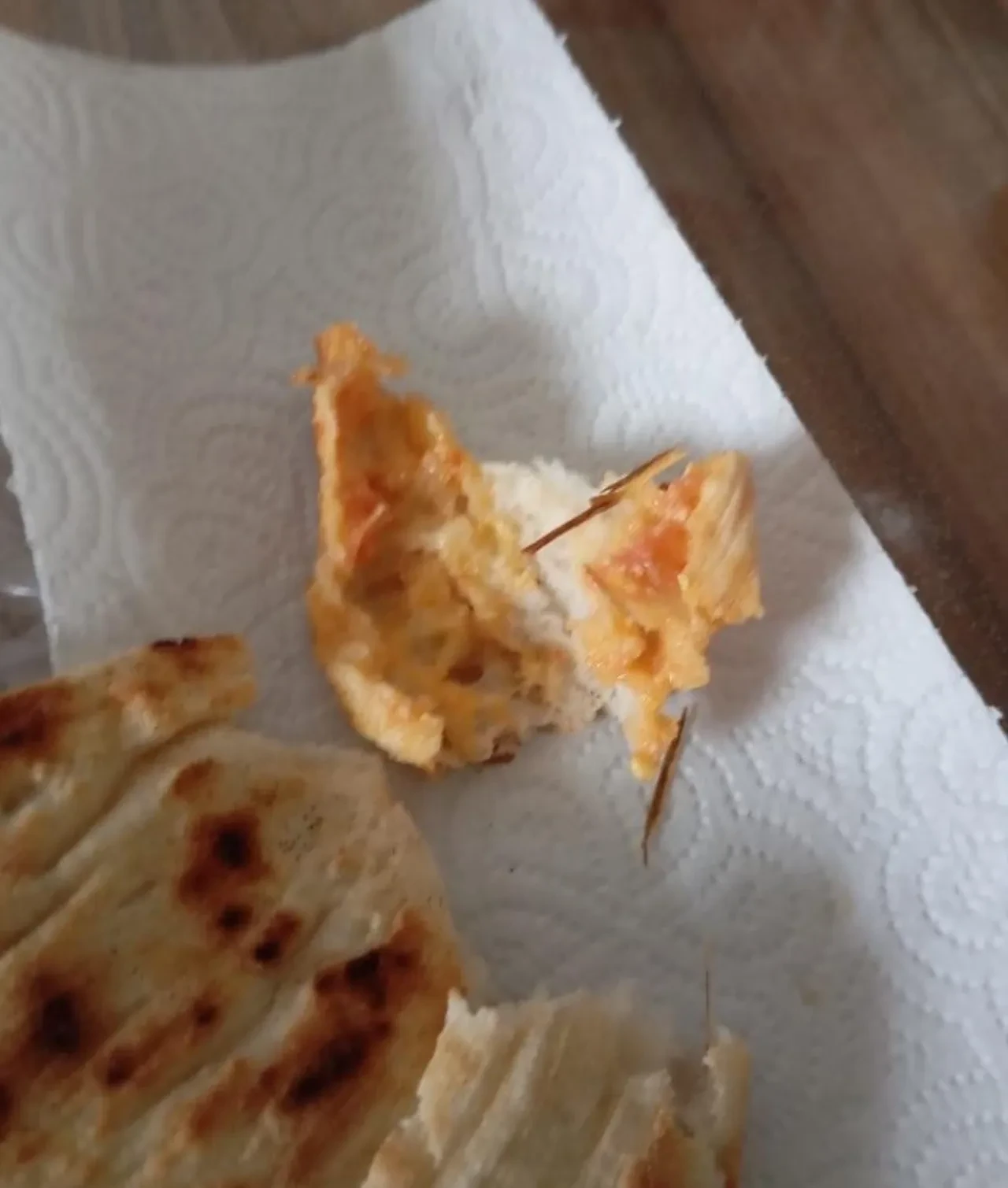 Ekmeğin içinden odun parçası çıktı! Az kalsın boğazına saplanacaktı