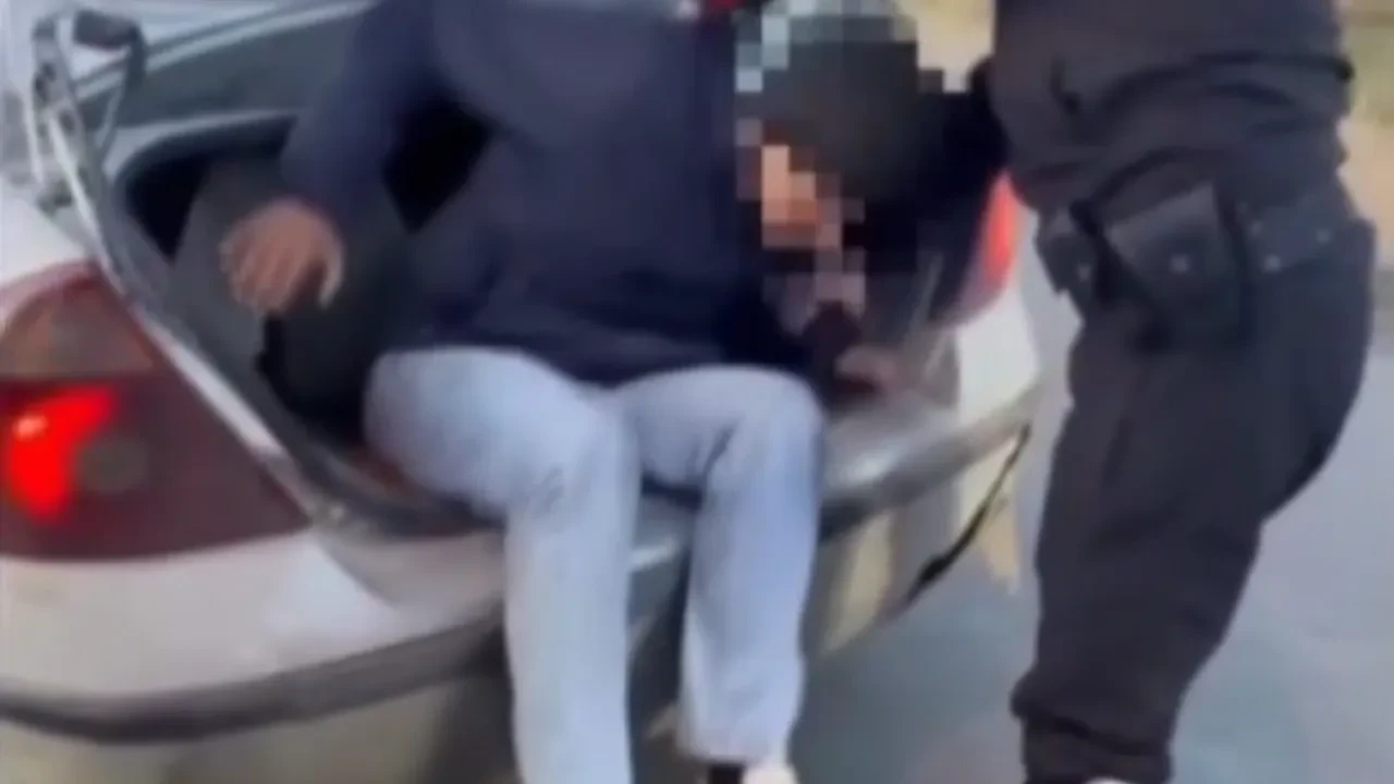 Erzincan’da otomobilin bagajında 2 kaçak göçmen yakalandı