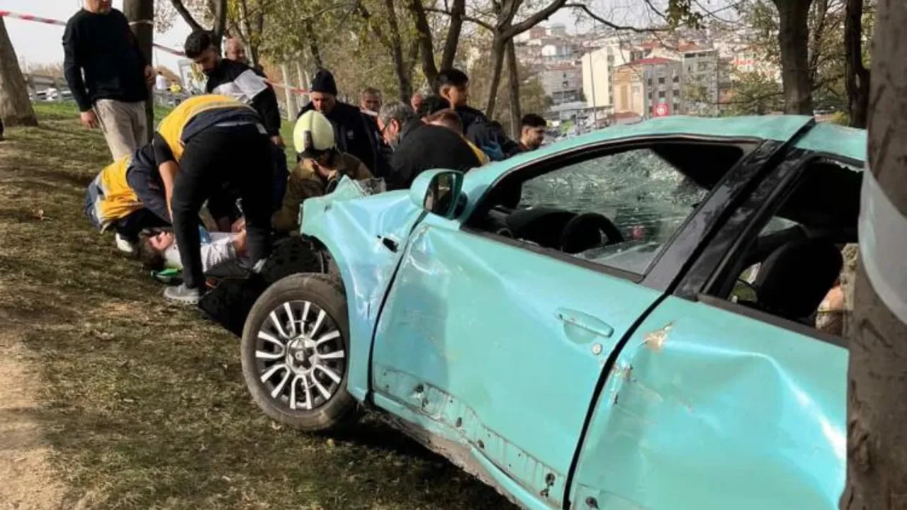 Esenler'de korkunç kaza! Bariyerleri aşıp ağaçlık alana uçtu
