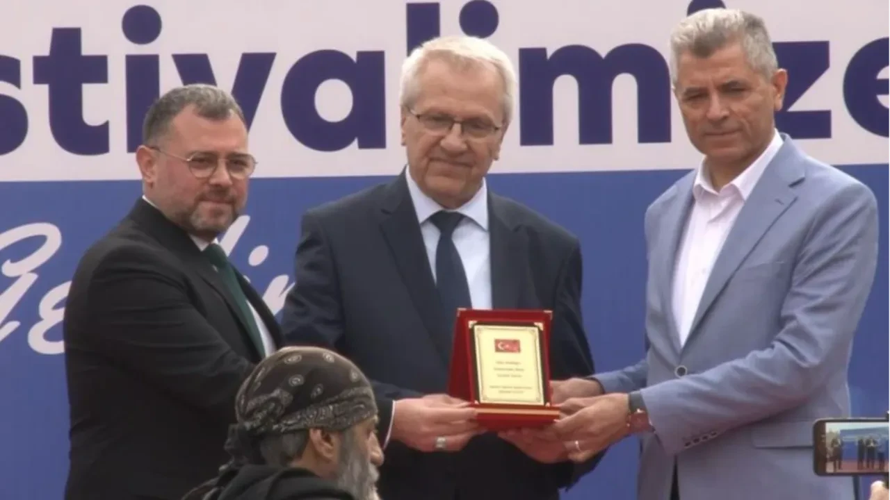 Eyüpsultan'da düzenlenen Hamsi Festivali'nde İhlas Vakfı'na ödül verildi