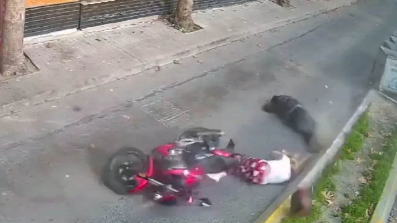 Feci kaza kamerada! Metrelerce yerde sürüklendiler: Acı dolu çığlığı sokağı inletti