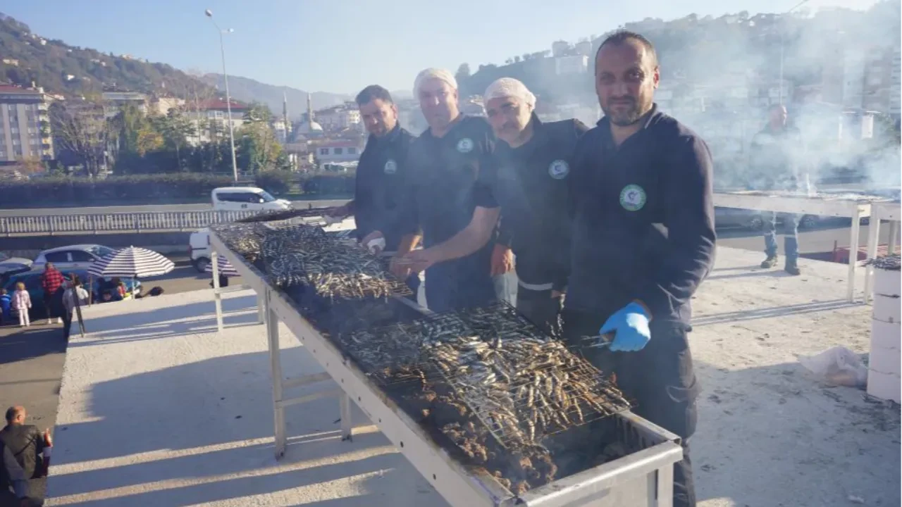 Hamsi festivalinde bereket ve coşku bir arada: Bolluk Karadeniz coşkusunu yeniden zirveye taşıdı! 
