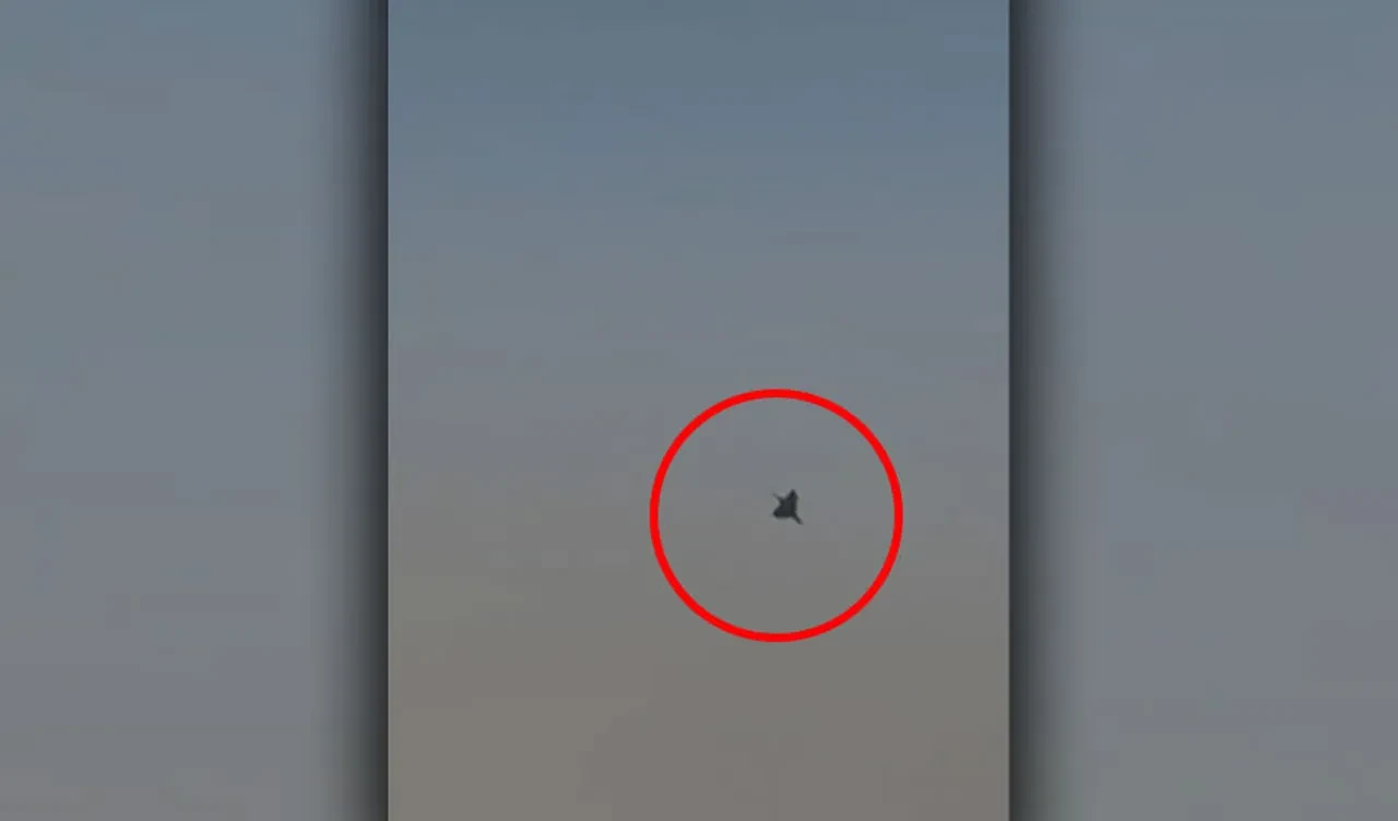 Hindistan'ın savaş uçağı Tejas silah alıcılarının gözü önünde çakıldı: Savunma projelerine büyük darbe