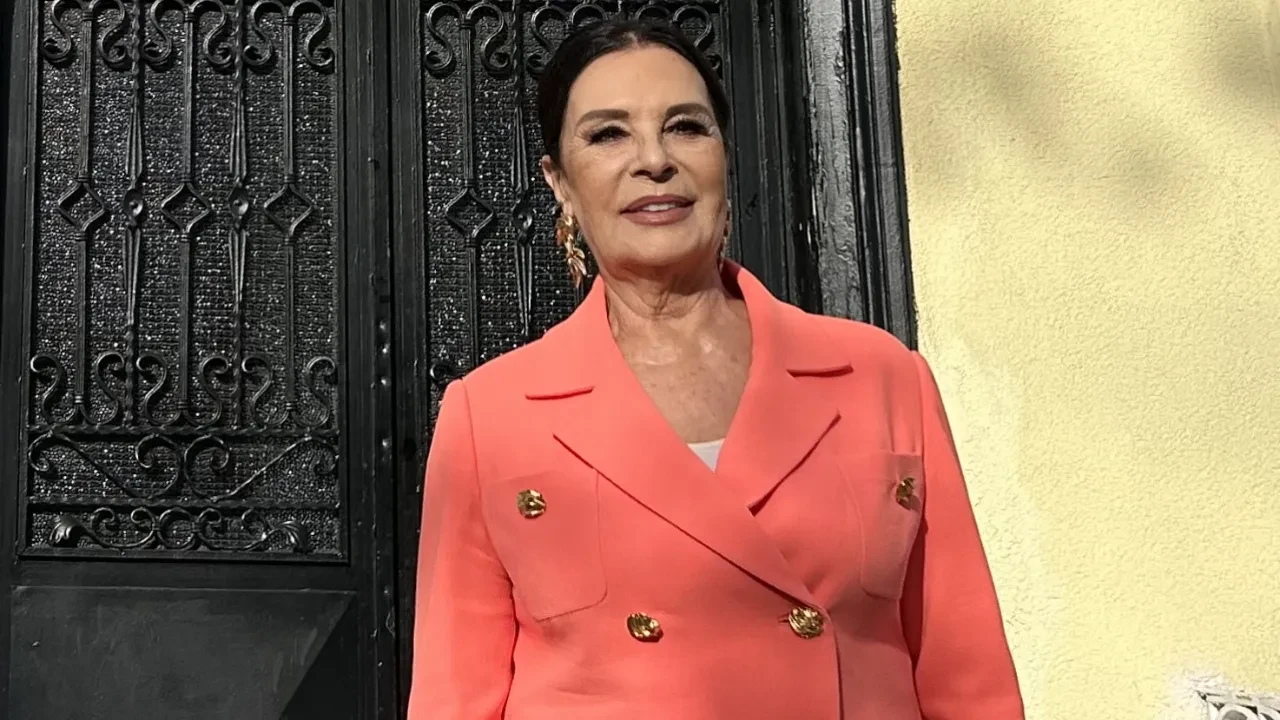 Hülya Koçyiğit mezun olduğu okulda açıkladı: 'Yaşımı büyüttüler'