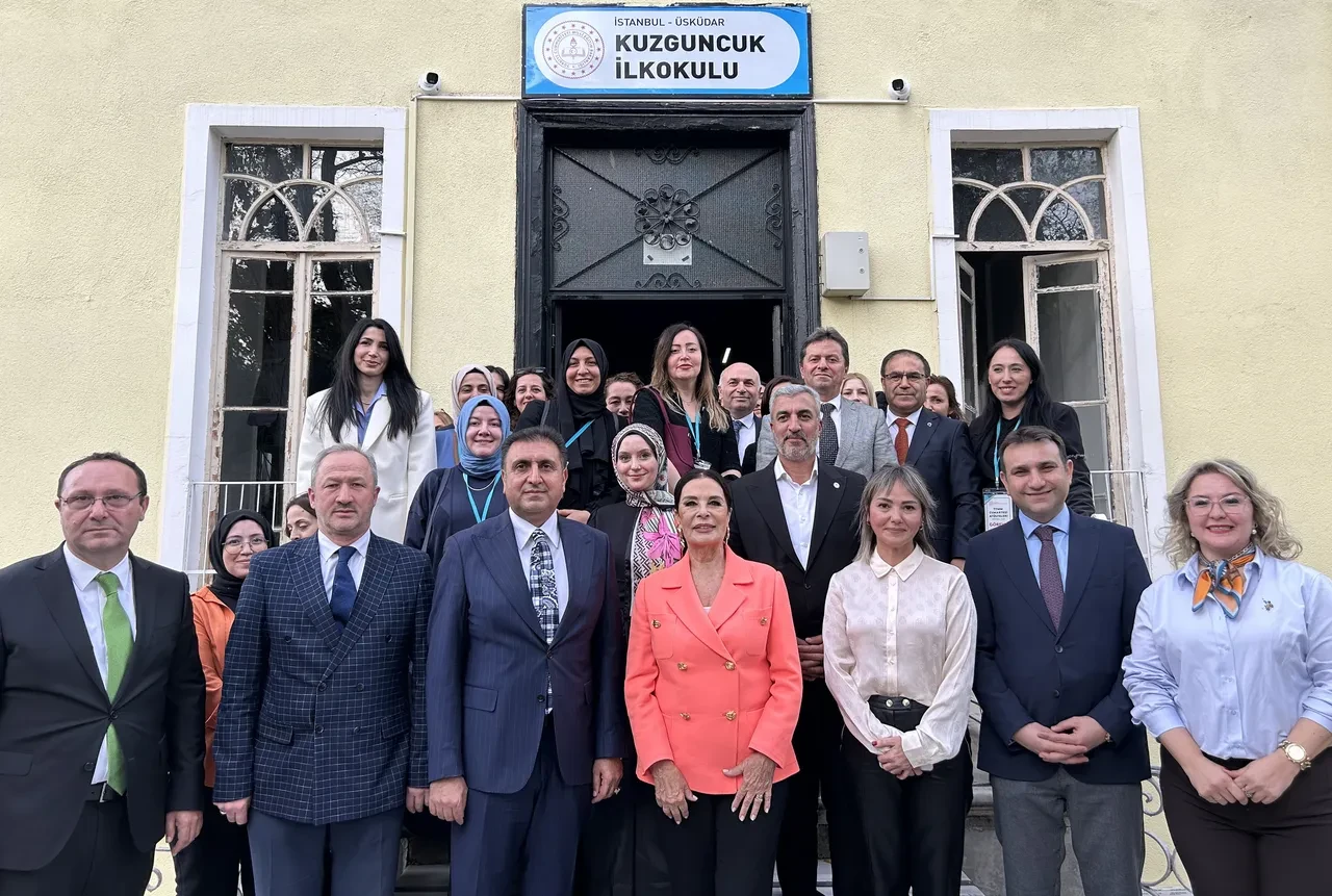 Hülya Koçyiğit mezun olduğu okulda açıkladı: 'Yaşımı büyüttüler'