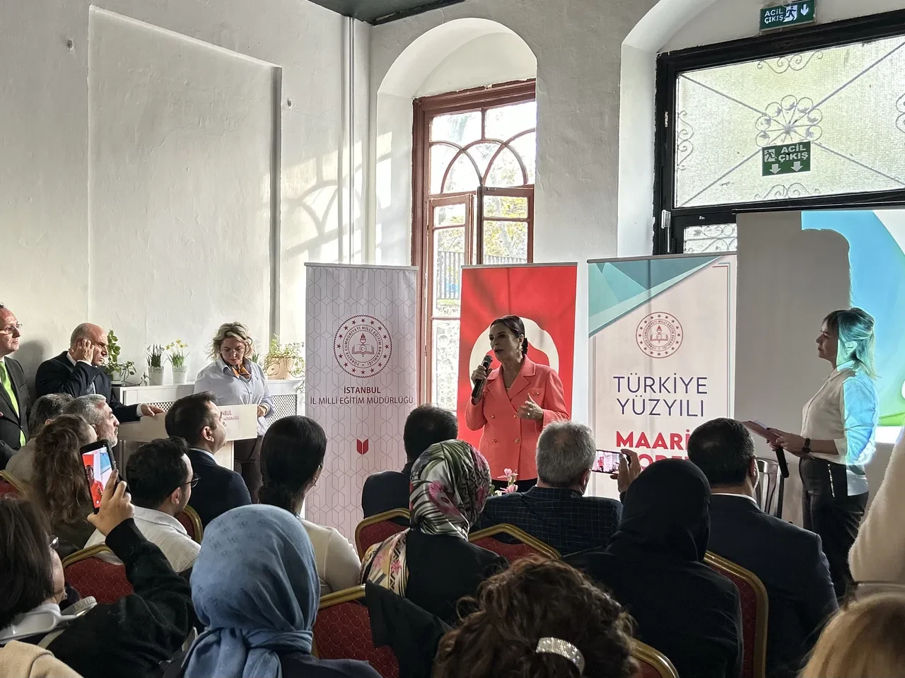 Hülya Koçyiğit mezun olduğu okulda açıkladı: 'Yaşımı büyüttüler'