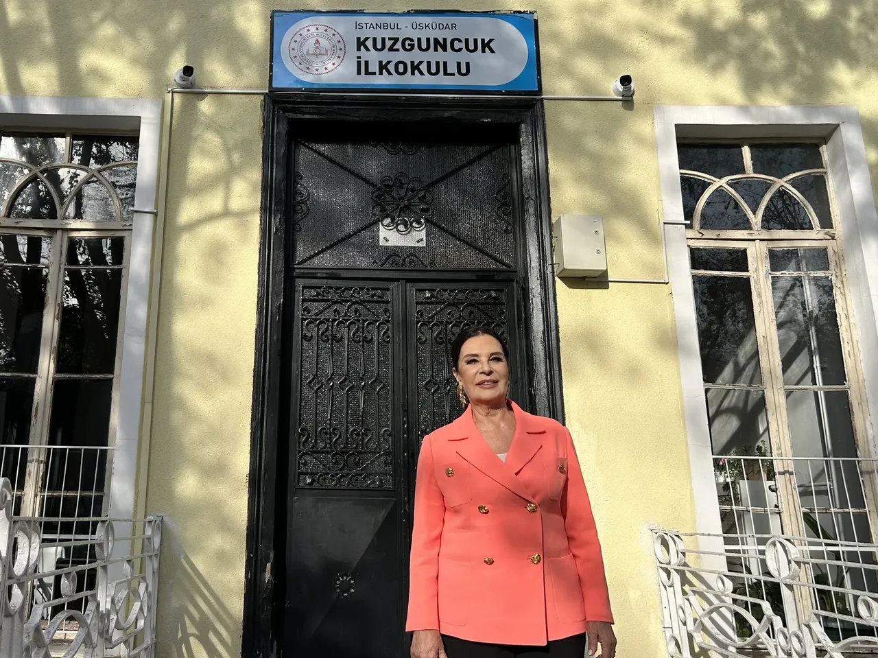 Hülya Koçyiğit mezun olduğu okulda açıkladı: 'Yaşımı büyüttüler'