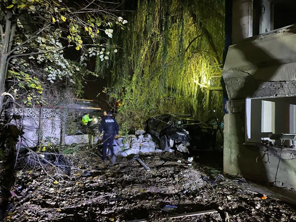 Sakarya'da feci kaza! Köprüden uçan otomobiller iş yeri bahçesine düştü 1 ölü 4 yaralı
