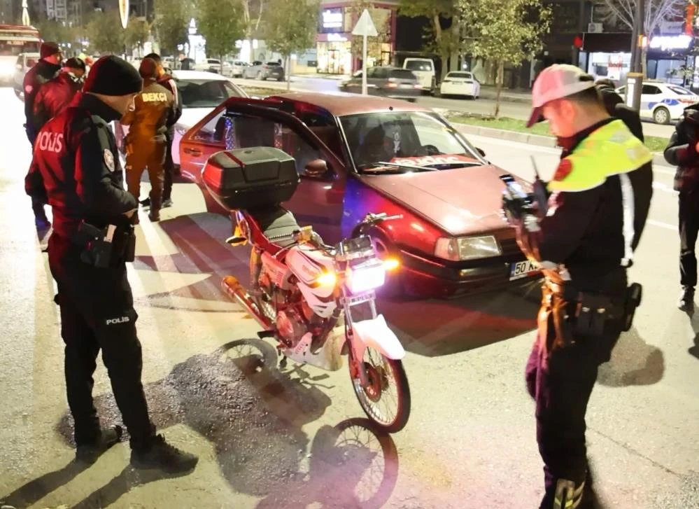 Aksaray'da modifiyeli motosiklet sürücüsüne 13 bin 776 lira ceza kesildi