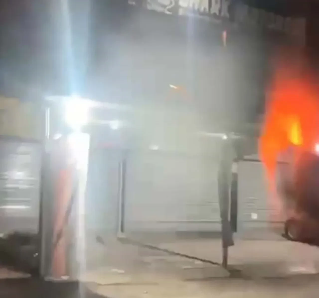 İzmir'de korku dolu anlar! 'Serdengeçtiler her yerde' diyerek işletmelere patlayıcı attılar!