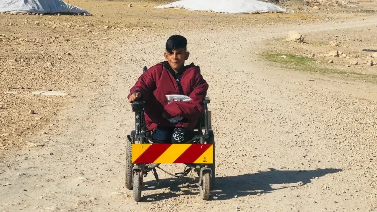 Jandarmadan anlamlı destek! Engelli gencin reflektör talebi yerine geldi