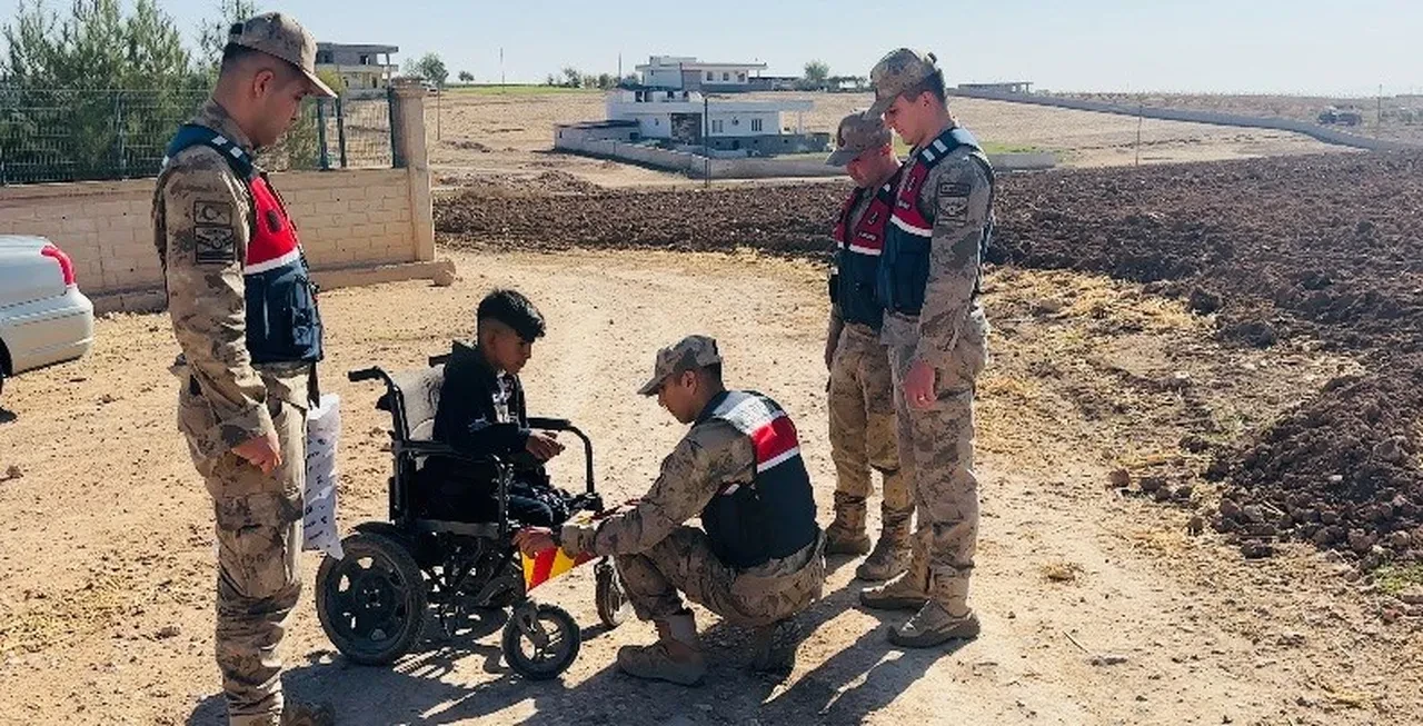 Jandarmadan anlamlı destek! Engelli gencin reflektör talebi yerine geldi