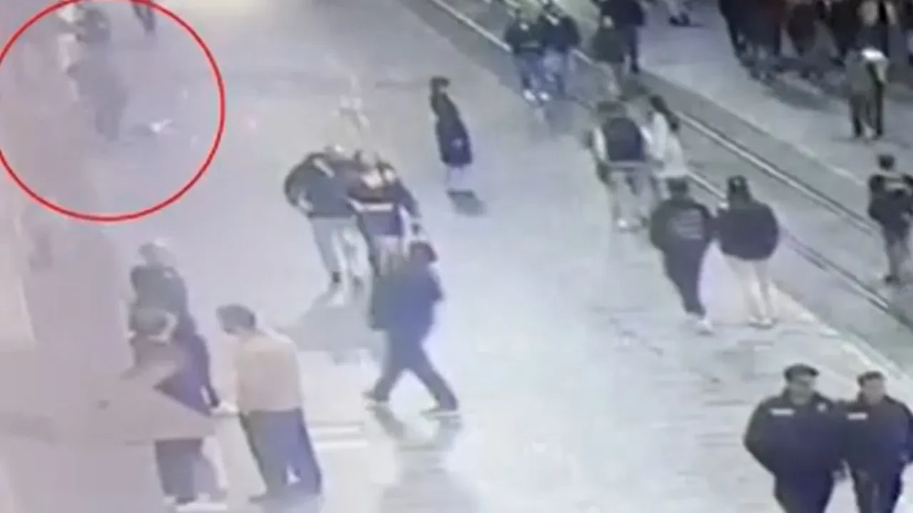 Kaldırımda uyuyan adamın telefonunu çaldı: O anlar kamerada