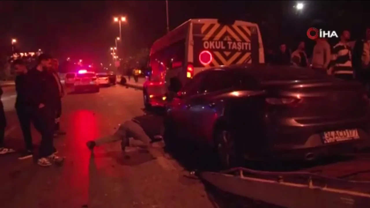 Kartal sahilyolu savaş alanına döndü! Hızlı otomobil zincirleme kazaya neden oldu 1