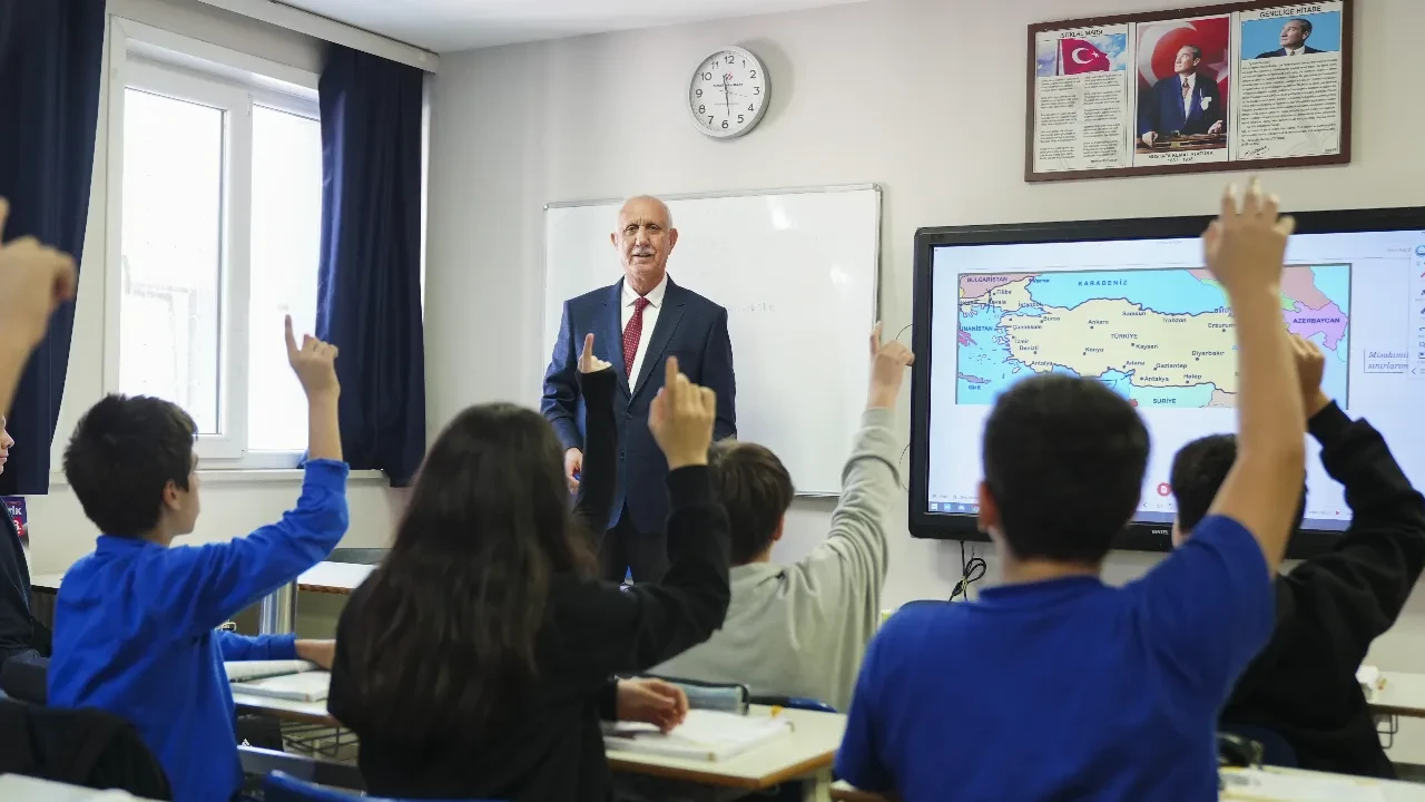 Oğlu, kızı ve geliniyle aynı okulda! Yarım asırdır öğrenci yetiştiriyor!