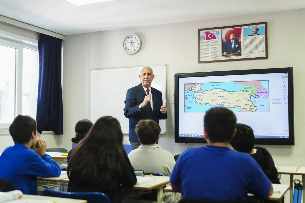 Oğlu, kızı ve geliniyle aynı okulda! Yarım asırdır öğrenci yetiştiriyor!