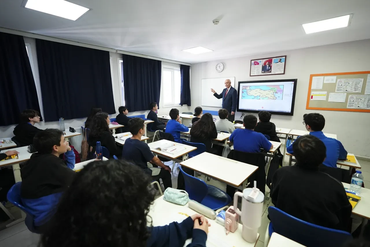 Oğlu, kızı ve geliniyle aynı okulda! Yarım asırdır öğrenci yetiştiriyor!