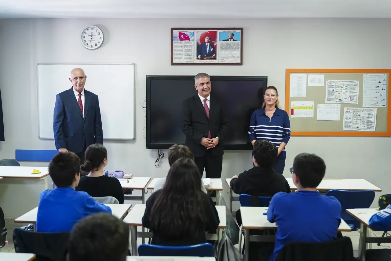 Oğlu, kızı ve geliniyle aynı okulda! Yarım asırdır öğrenci yetiştiriyor!