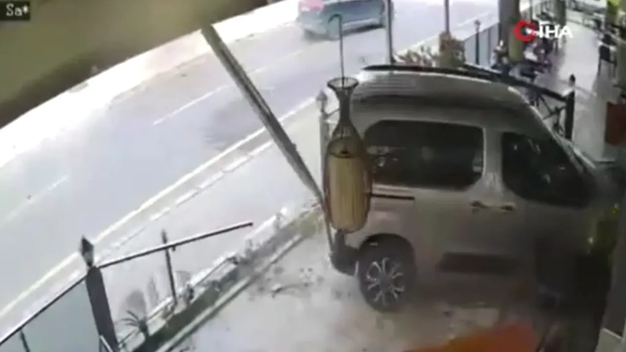 Önündeki araca çarpıp iş yerine daldı, kaçmaya çalışırken yakalandı