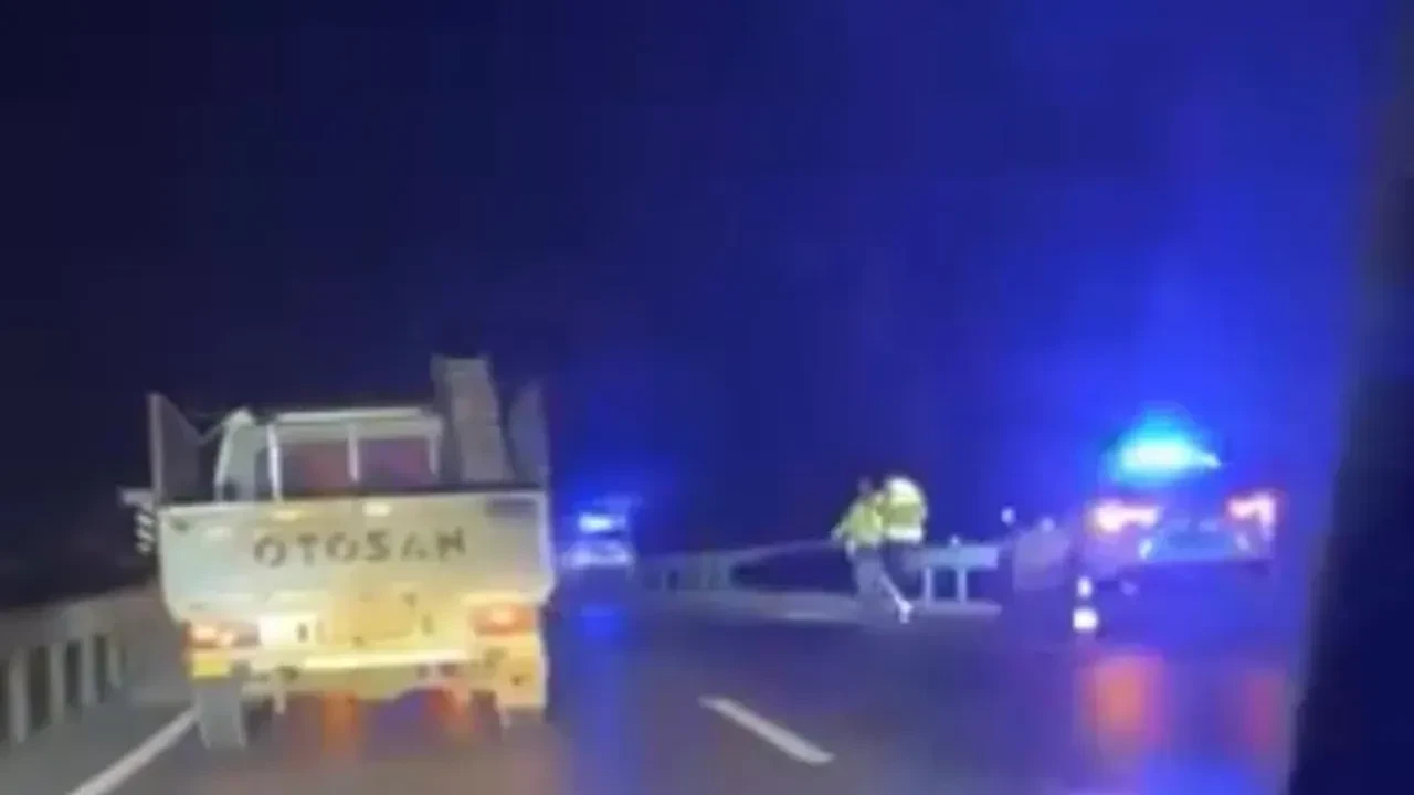 Sakarya'da feci kaza! Köprüden uçan otomobiller iş yeri bahçesine düştü 1 ölü 4 yaralı