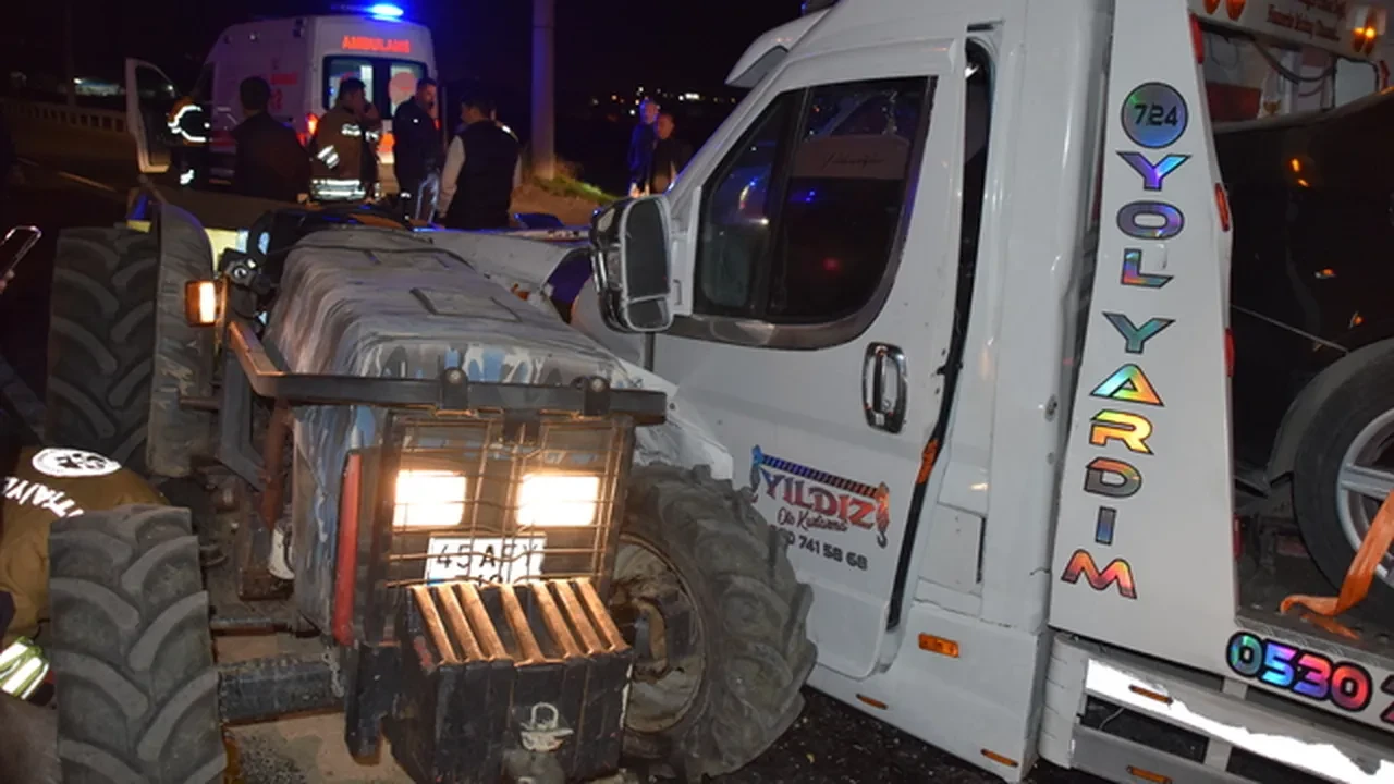 Turgutlu'da traktör ile çekici çarpıştı! 3 kişi yaralandı, İzmir-Ankara yolu trafiğe kapandı