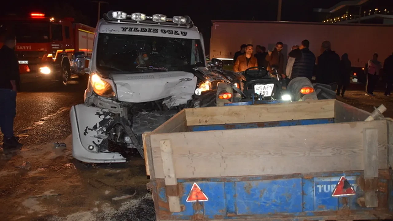 Turgutlu'da traktör ile çekici çarpıştı! 3 kişi yaralandı, İzmir-Ankara yolu trafiğe kapandı