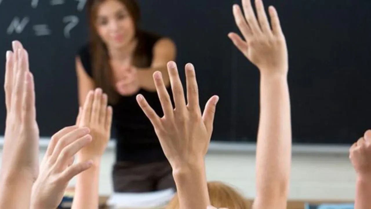 Yarın okullar tatil mi, var mı? 24 Kasım Öğretmenler Günü resmi tatil mi?