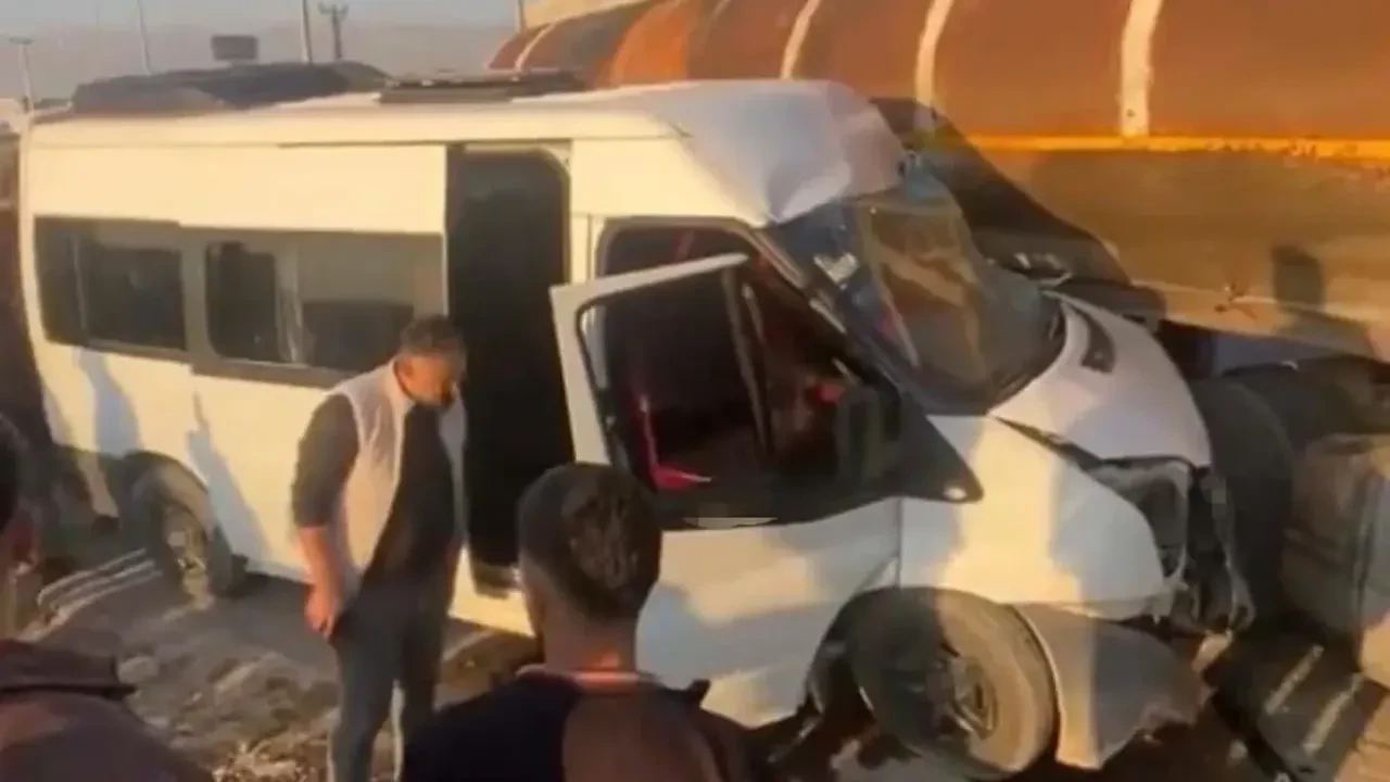 13 öğrencinin olduğu okul servisi tankerle çarpıştı: Çocuklar hastaneye kaldırıldı