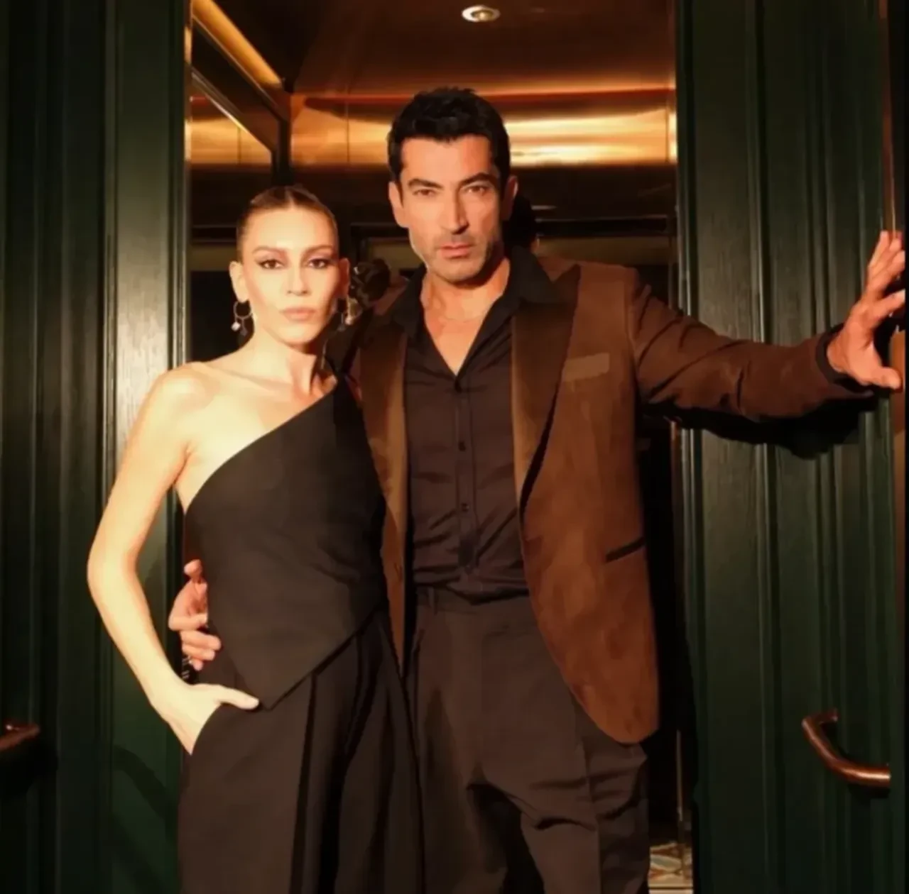 A.B.İ. dizisinin afişi yayınlandı! Kenan İmirzalıoğlu ile Afra Saraçoğlu'nun hayranlarından geçer not alamadı 