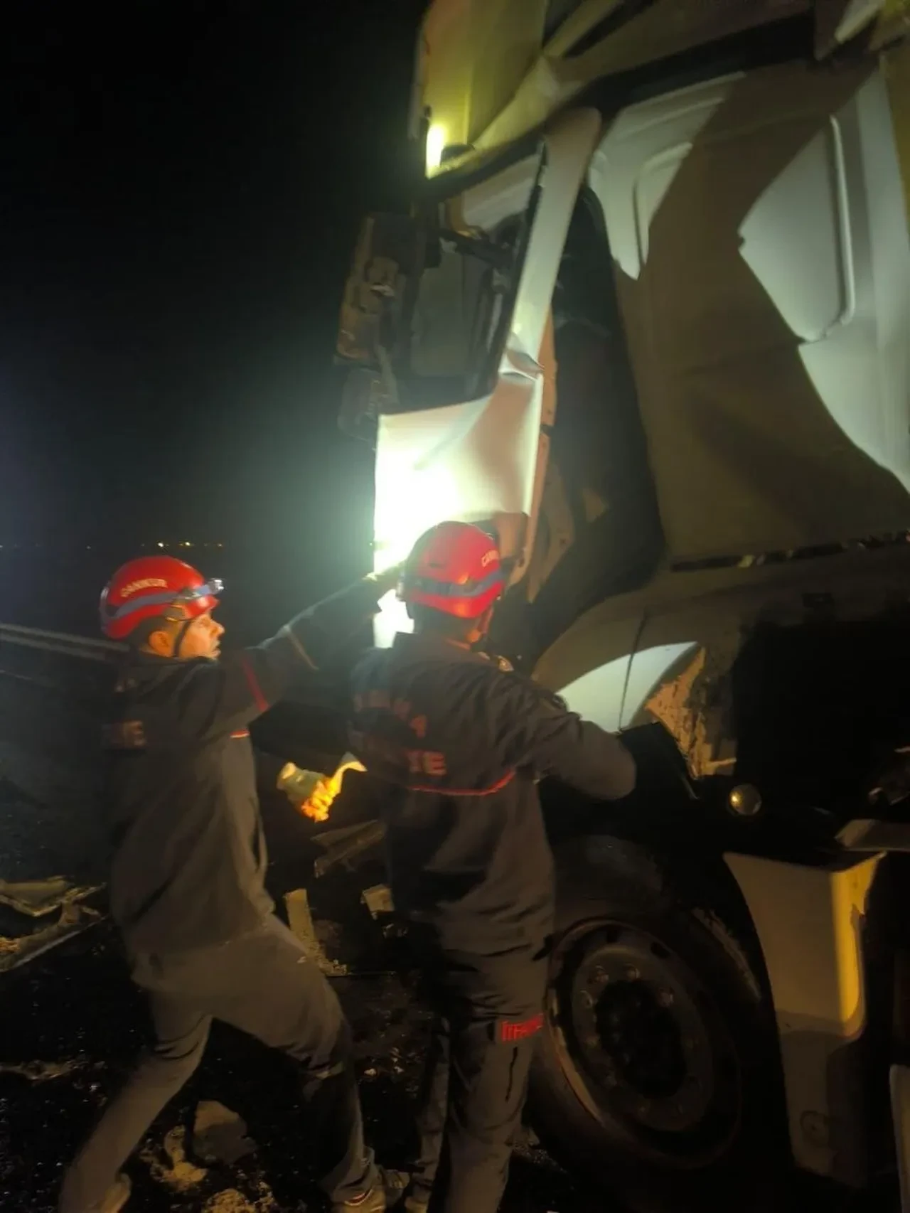 Adana'da tır arıza yapan otobüsü adeta biçti: 14 yaralı