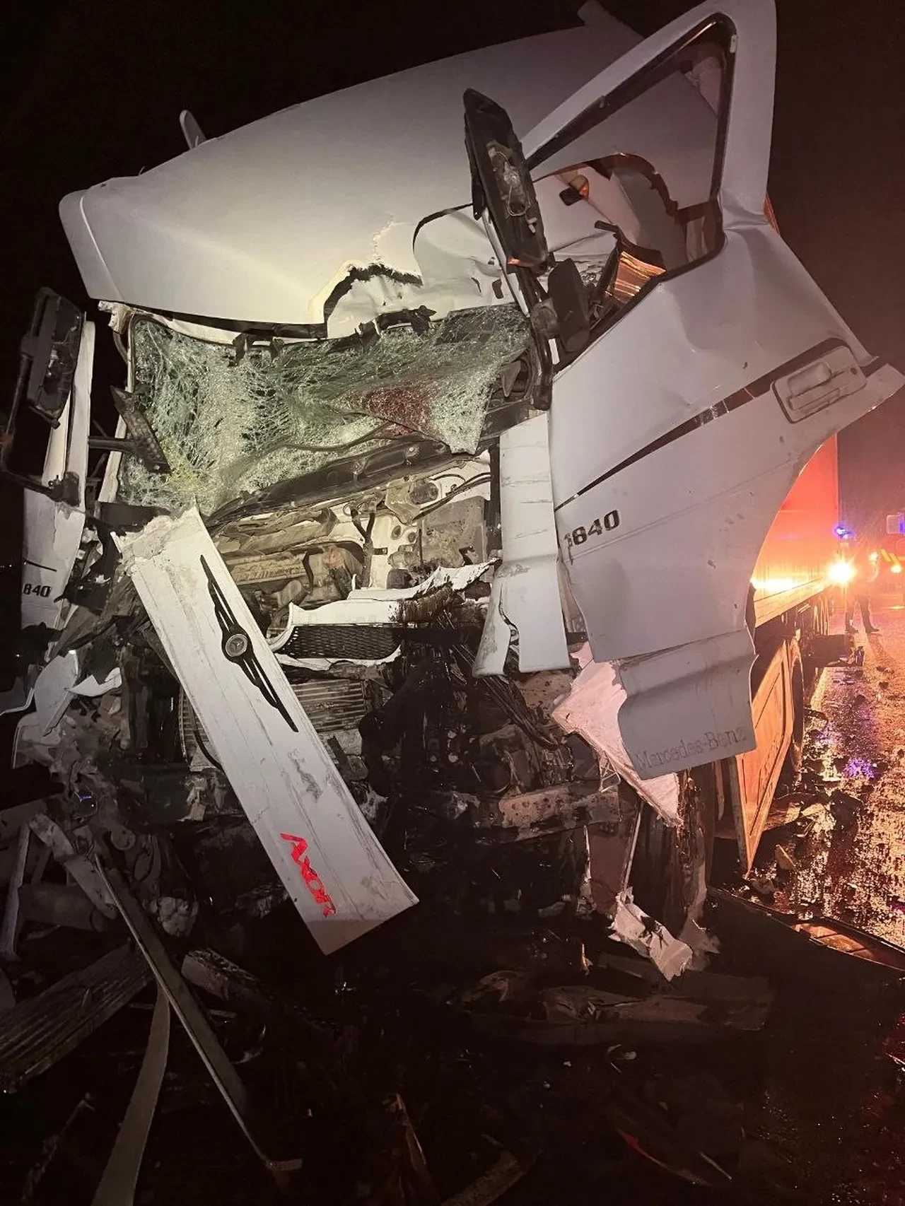 Adana'da tır arıza yapan otobüsü adeta biçti: 14 yaralı